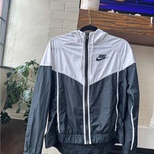 Nike Women’s Windbreaker Size Medium
